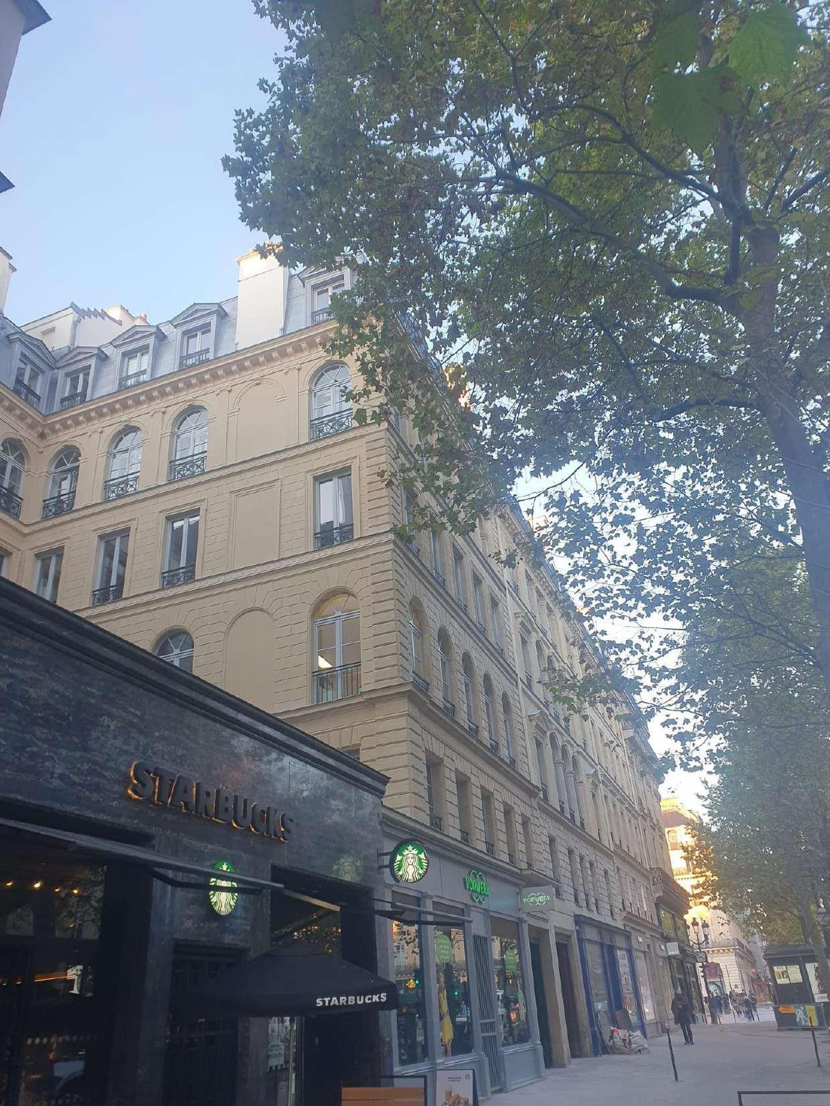 Façade haussmannienne ravalée, avenue des Capucines, Paris 2e